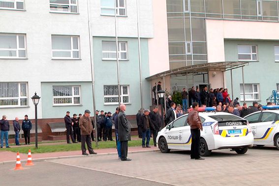 11 помповых ружей, 500 патронов, 19 пистолетов: полиция задержала 30 неизвестных в офисе Черкассыоблэнерго 02