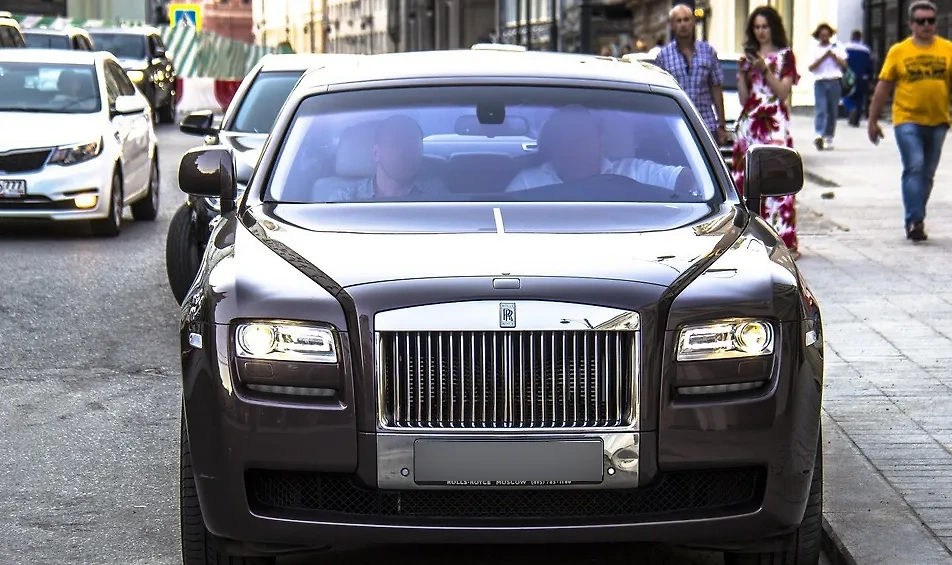 Человек, похожий на супруга Виктории Шеляговой, за рулём Rolls-Royce Ghost. Фото &copy; migalki.net